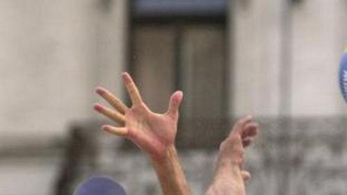 Argentinec Mariano Baracetti (vpravo) blokuje smeč Simona Dahla ze Švédska ve finále exhibičního turnaje v plážovém volejbalu.