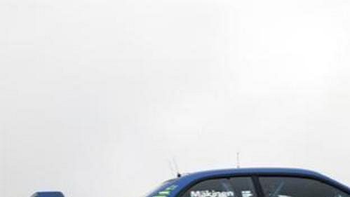 Finský jezdec Mäkinen se subaru při shakedownu Britské rallye.