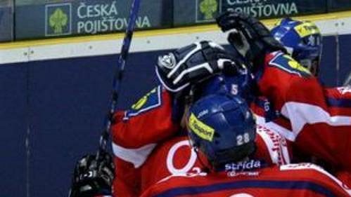 Čeští hokejisté oslavují branku v utkání se Švédskem. Svěřenci trenéra Hadamczika ale nakonec týmu Tre Kronor podlehli 2:4.
