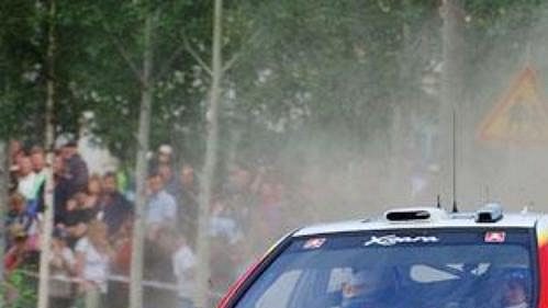 Se šotolinou na trati Finské rallye se pere Citroën Xsara WRC pilotovaná Carlosem Sainzem se spolujezdcem Marcem Martim.
