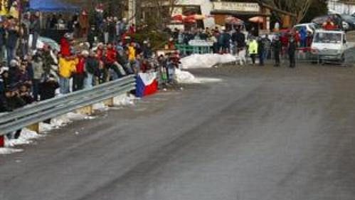 Francouz Sebastien Loeb s vozem Citroën Xsara WRC na trati Rallye Monte Carlo 2005.
