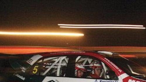 Jan Kopecký za volantem Fabie WRC na zasněžené trati rakouské Jänner rallye. Spolujezdcem je Filip Schovánek.