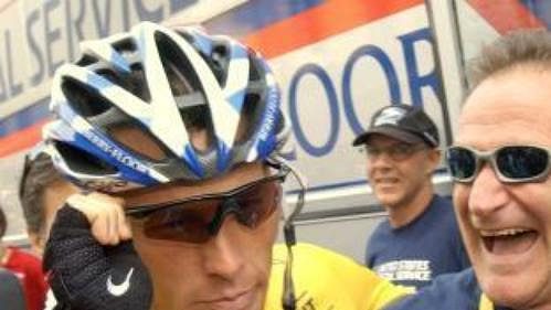 Vedoucí závodník průběžného pořadí cyklistické Tour de France Američan Lance Armstrong ze stáje US Postal (vlevo) a jeho přítel herec Robin Williams na startu osmnácté etapy Tour de France.