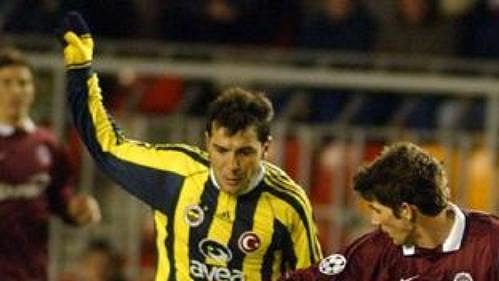 Jan Rezek ze Sparty (vlevo) v souboji s Lucianem z Fenerbahce.