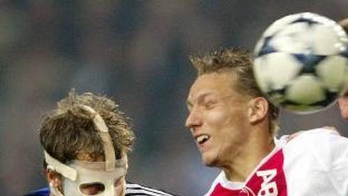 Wesley Sonck z Ajaxu Amsterdam v sevření fotbalistů Brugg Davida Rozehnala (vlevo) a Philippa Clementa v utkání druhého kola skupiny H Ligy mistrů