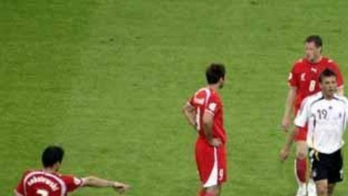 Kapitán Německa Michael Ballack (vpravo) protestuje proti rozhodnutí sudího Mediny Cantaleja.