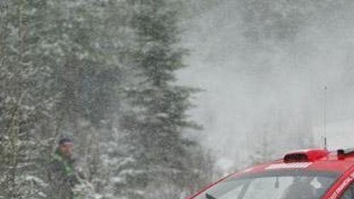 Fin Marcus Gronholm na trati Švédské rallye 2005 s vozem Peugeot 307 WRC.