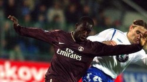 Martin Abraham (v bílém) bojuje o míč s Dianém z PSG.