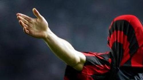 Svůj gól do sítě Ajaxu Amsterdam oslavil útočník AC Milán Andrej Ševčenko přetáhnutím dresu přes hlavu