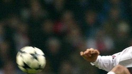 Zlatan Ibrahimovic z Ajaxu Amsterdam (vpravo) v akrobatickém výskoku, přihlíží Martin Laursen z AC Milán