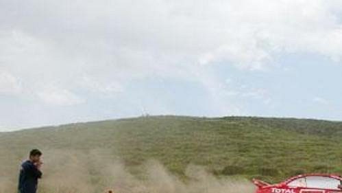 Harri Rovanpera s peugeotem na shakedownu Rallye Akropolis.