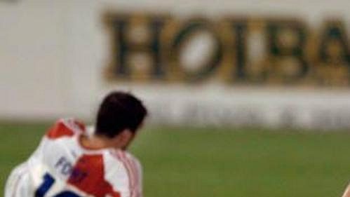 Slávista Martin Latka má hlavu v dlaních po prohře s Anderlechtem v kvalifikaci Ligy mistrů. V pozadí Pavel Fořt.