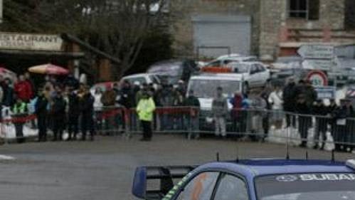Francouz Stéphane Sarrazin s vozem Subaru Impreza WRC 2005 na trati třetí etapy Rallye Monte Carlo.