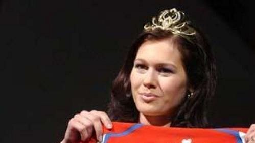 Miss Jana Doleželová s kapitánem fotbalové reprezentace Pavlem Nedvědem představují nový dres.