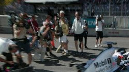 Kimi Räikkönen vyjíždí z boxů na trať v italské Monze.