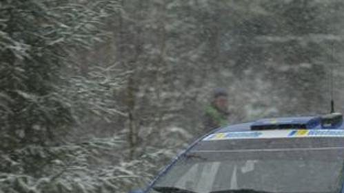 Švéd Mattias Ekström na trati Švédské rallye 2005 s vozem Škoda Fabia WRC.
