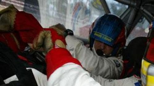Francouz Sebastien Loeb (vpravo) před startem jedné ze závěrečných erzet Australské rallye.