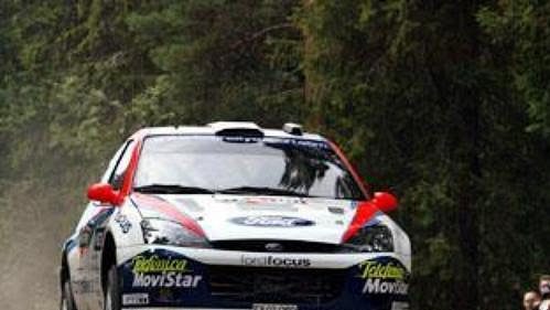 Carlos Sainz s Fordem Focus na trati Finské rallye 2002.