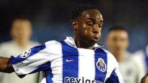O míč bojují útočník FC Porto Benni McCarthy (vlevo) a Branko Savič z Partizanu Bělehrad v utkání 5. kola Ligy mistrů