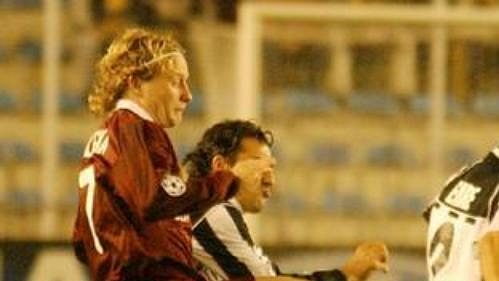 Lukáš Zelenka ze Sparty překonává obranu Besiktasu a střílí první gól zápasu