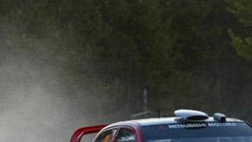 Francouz Gilles Panizzi s mitsubishi na trati čtvrtečního shakedownu Švédské rallye.