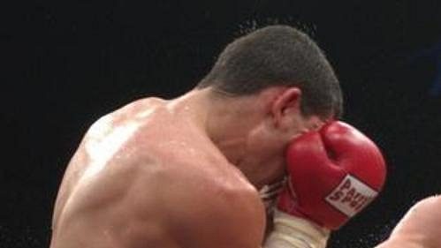 Český boxer Lukáš Konečný v souboji s Francouzem Azrim.