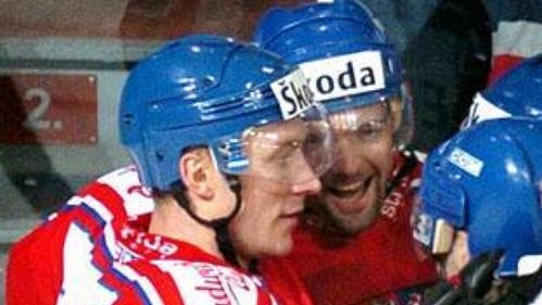 David Moravec oslavuje se svými křídly jednu z branek proti Finsku.