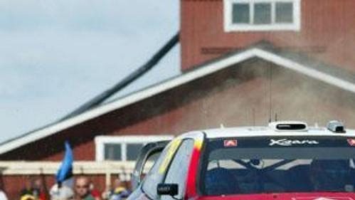 Sébastien Loeb se spolujezdcem Danielem Elenasem na voze Citroën Xsara na trati Finské rallye.