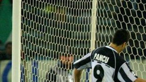 Daniel Pancu z tureckého Besiktase proměňuje penaltu proti Laziu Řím v utkání 5. kola Ligy mistrů