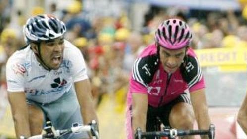 Španěl Pablo Lastras (vpravo) vyhrál 18. etapu Tour de France. Do cíle dovedl skupinku uprchlíků, kteří měli v cíli náskok před hlavním pelotonem téměř dvacet minut.