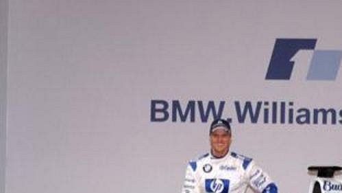Piloti Ralf Schumacher a Juan Pablo Montoya (v kokpitu) při odhalení nového monopostu týmu BMW WilliamsF1.