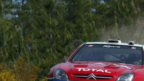 Citroën Francouze Sebastiena Loeba na trati závěrečné etapy Australské rallye.