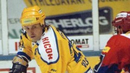 Zlínský útočník Rostislav Vlach (vlevo) rozehrává puk před Jiřím Šimánkem z Českých Budějovic