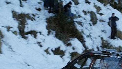 Fin Harri Rovanperä s vozem Mitsubishi Lancer WR05 na trati první etapy Rallye Monte Carlo.