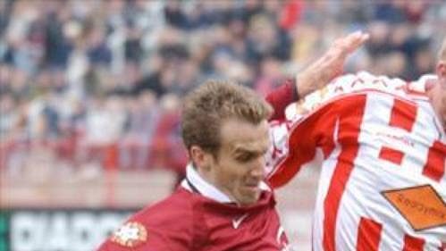 Sparťan Poborský v souboji s Klimplem ze Žižkova.