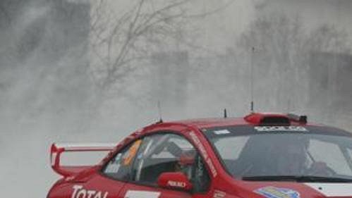 Fin Marcus Grönholm s peugeotem při první etapě Švédské rallye.