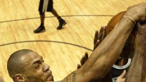 Kenyon Martin z New Jersey Nets (vlevo) bojuje pod košem celku San Antonio Spurs o míč s Kevinem Willisem v zápase finálové série basketbalové ligy NBA.