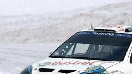 Estonec Markko Märtin s fordem při první etapě Švédské rallye.