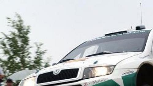 Toni Gardemeister předvádí "letecké dovednosti" fabie při Finské rallye.