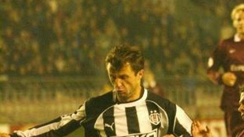 Záložník tureckého Besiktasu Kaan v souboji s Liborem Sionkem ze Sparty v utkání Ligy mistrů