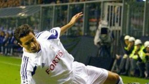 Michael Ballack z Bayernu Mnichov (vpravo) a Besnik Hasi z Anderlechtu bojují o míč v 2. kole Ligy mistrů.