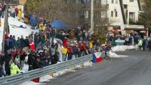 Fin Marcus Grönholm s vozem Peugeot 307 WRC na trati druhé etapy Rallye Monte Carlo.