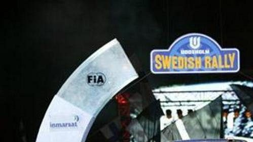 Nor Petter Solberg se subaru při slavnostním zahájení Švédské rallye.
