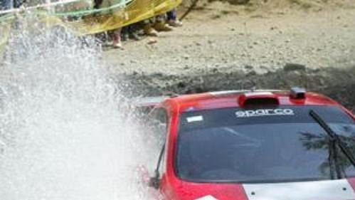 Marcus Gronhölm s peugeotem na trati Kyperské rallye.