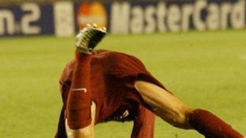 Sporný moment ze zápasu 3. kola Ligy mistrů mezi Spartou a Besiktasem, kdy v pokutovém území takto zastavil turecký obránce Libora Sionka. Penalta nebyla pískána