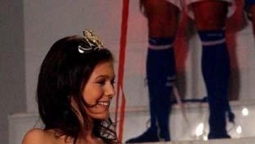 Miss Jana Doleželová s kapitánem fotbalové reprezentace Pavlem Nedvědem představují nový dres.