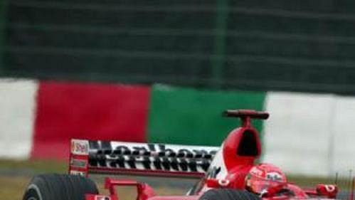 Michael Schumacher během první kvalifikační jízdy v japonské Suzuce.