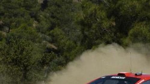 Marcus Gronhölm s peugeotem na trati Kyperské rallye.