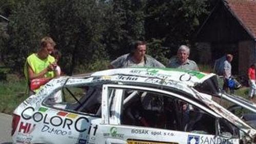 Poničený vůz Honda Civic Type R posádky Koukola-Kouřil.