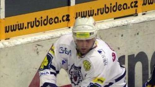 Martin Hamrlík ze Zlína padá po faulu Radoslava Kropáče z Liberce (vlevo) v hokejovém extraligovém utkání hraném 19. září v Liberci